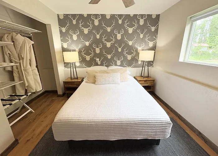 Whitefish Mountain Retreat - Sleeps 14 Near Glacier - Hot Tub & Game Room